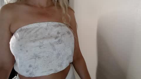 Snapshot of love_on_ chatting on 07-09-26, 01:04 LoVe On online show from 07-09-26, 01:04