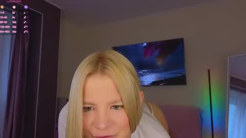 Snapshot of lovely_babyy chatting on 04-25-26, 04:37 Jenny online show from 04-25-26, 04:37