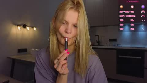 Snapshot of lovely_babyy chatting on 04-28-26, 04:17 Jenny online show from 04-28-26, 04:17