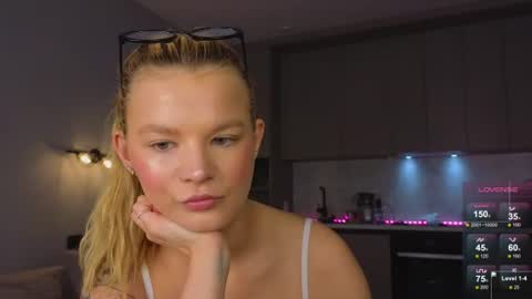 Snapshot of lovely_babyy chatting on 06-12-26, 04:22 Jenny online show from 06-12-26, 04:22