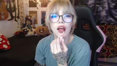 Snapshot of lovely_cass chatting on 06-25-26, 02:11 Cassie online show from 06-25-26, 02:11