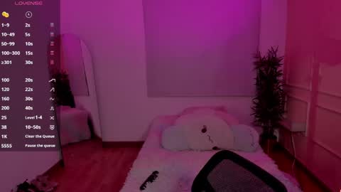 Snapshot of lovely_emma18 chatting on 05-19-26, 02:40 Emma online show from 05-19-26, 02:40