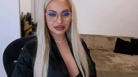 Snapshot of lovelyblondyxxx chatting on 03-06-26, 11:01 PrAllinXXXa online show from 03-06-26, 11:01