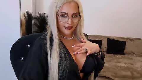 Snapshot of lovelyblondyxxx chatting on 03-09-26, 11:09 PrAllinXXXa online show from 03-09-26, 11:09