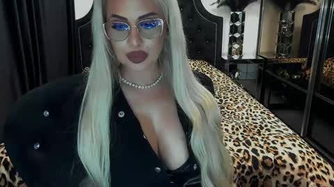 Snapshot of lovelyblondyxxx chatting on 04-22-26, 10:22 PrAllinXXXa online show from 04-22-26, 10:22