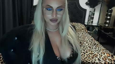 Snapshot of lovelyblondyxxx chatting on 04-28-26, 11:10 PrAllinXXXa online show from 04-28-26, 11:10