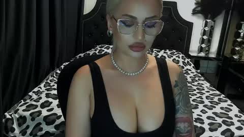 Snapshot of lovelyblondyxxx chatting on 05-04-26, 09:55 PrAllinXXXa online show from 05-04-26, 09:55