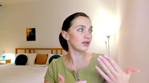 Snapshot of lovelyeemia chatting on 12-04-24, 12:36 Mia online show from 12-04-24, 12:36