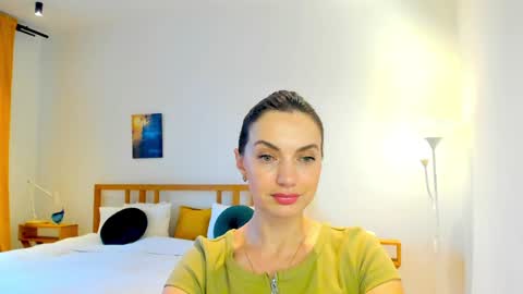 Snapshot of lovelyeemia chatting on 12-10-24, 10:38 Mia online show from 12-10-24, 10:38