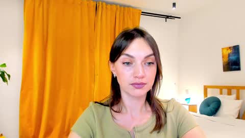 Snapshot of lovelyeemia chatting on 12-13-24, 01:01 Mia online show from 12-13-24, 01:01
