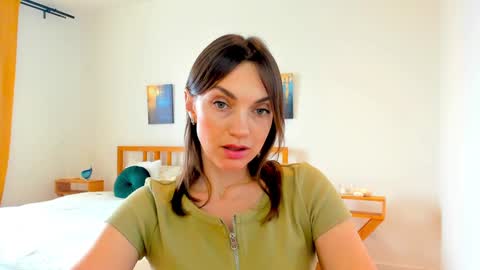 Snapshot of lovelyeemia chatting on 12-18-24, 09:04 Mia online show from 12-18-24, 09:04