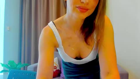 Snapshot of lovelyeemia chatting on 09-10-25, 02:33 Mia online show from 09-10-25, 02:33