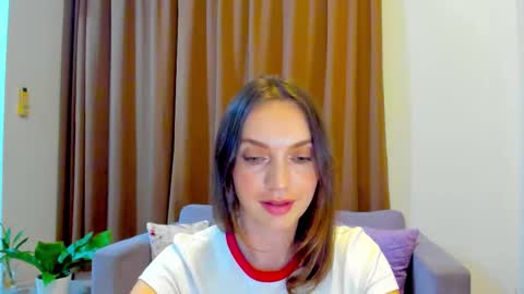 Snapshot of lovelyeemia chatting on 09-20-25, 01:56 Mia online show from 09-20-25, 01:56