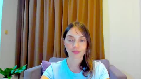 Snapshot of lovelyeemia chatting on 09-25-25, 01:48 Mia online show from 09-25-25, 01:48