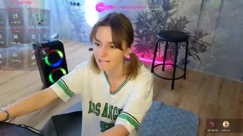 Snapshot of lovesdogs34 chatting on 05-07-26, 10:20 Kate OnFire online show from 05-07-26, 10:20