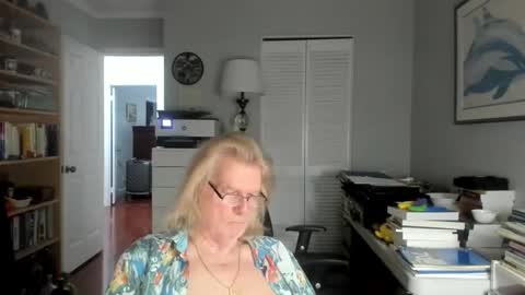 Snapshot of lovestylistwomen chatting on 05-06-26, 06:19 Michael online show from 05-06-26, 06:19