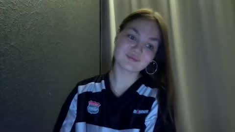 Snapshot of loviesimone chatting on 12-16-25, 08:36 loviesimone online show from 12-16-25, 08:36
