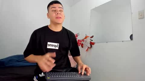 Snapshot of lucastorrez01 chatting on 12-23-25, 04:32 LUCAS TORREZ online show from 12-23-25, 04:32