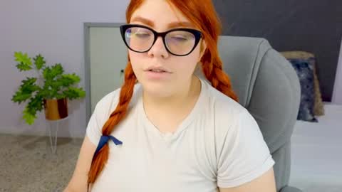 Snapshot of lucie_nicolls chatting on 12-21-24, 08:00 Lucie online show from 12-21-24, 08:00