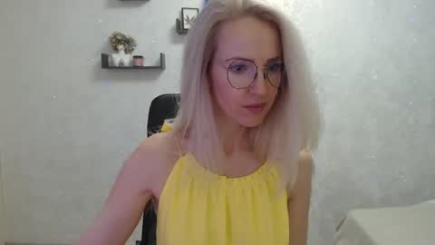 Snapshot of luckcristal chatting on 03-05-25, 06:56 Arina online show from 03-05-25, 06:56
