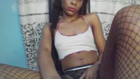 Snapshot of luckymadequeen chatting on 01-09-25, 03:26 Gloria online show from 01-09-25, 03:26