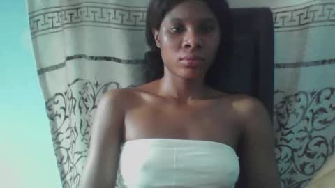 Snapshot of luckymadequeen chatting on 02-13-25, 03:35 Gloria online show from 02-13-25, 03:35