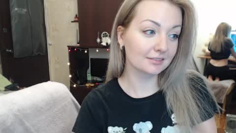 Snapshot of luckyshotgirl chatting on 01-02-25, 06:56 LuckyShot online show from 01-02-25, 06:56