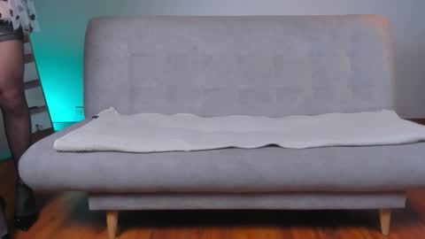 Hello my name is Lucy nice to meet you  thumb up is important for me kisses     online show from 09-15-25, 11:54