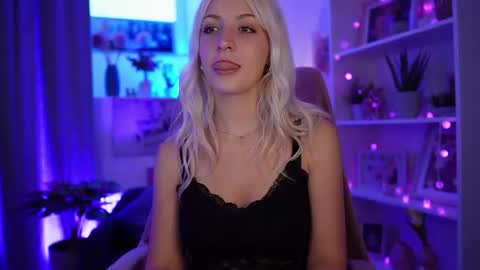 Snapshot of lucy_cutie_ chatting on 06-28-26, 06:03 Cutie Lucy online show from 06-28-26, 06:03