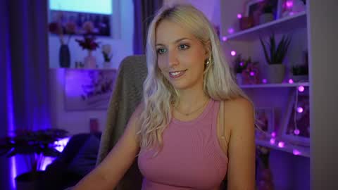 Snapshot of lucy_cutie_ chatting on 07-24-26, 06:17 Cutie Lucy online show from 07-24-26, 06:17