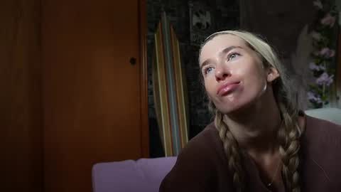 Snapshot of lucy_gooosey chatting on 06-17-26, 05:25 Lucy. online show from 06-17-26, 05:25