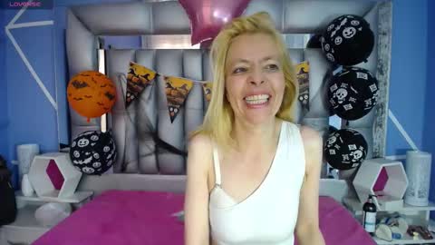 Snapshot of lucy_ny chatting on 10-28-25, 01:58 SleepyAbuela online show from 10-28-25, 01:58