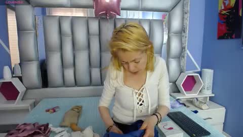 Snapshot of lucy_ny chatting on 11-03-25, 12:50 SleepyAbuela online show from 11-03-25, 12:50