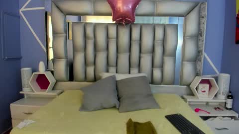 Snapshot of lucy_ny chatting on 11-12-25, 02:17 SleepyAbuela online show from 11-12-25, 02:17