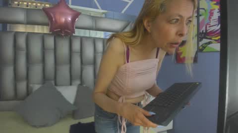 Snapshot of lucy_ny chatting on 11-13-25, 02:27 SleepyAbuela online show from 11-13-25, 02:27