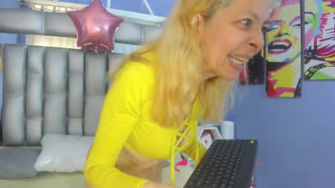 Snapshot of lucy_ny chatting on 11-18-25, 03:16 SleepyAbuela online show from 11-18-25, 03:16