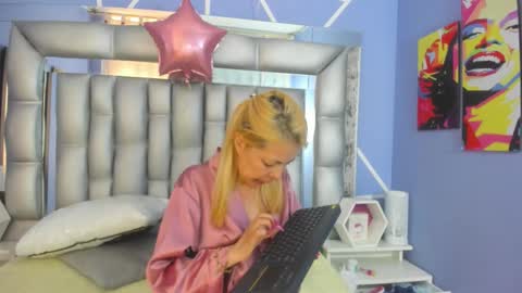 Snapshot of lucy_ny chatting on 11-19-25, 05:24 SleepyAbuela online show from 11-19-25, 05:24