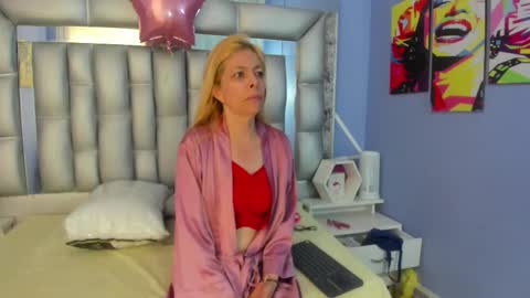 Snapshot of lucy_ny chatting on 11-21-25, 03:22 SleepyAbuela online show from 11-21-25, 03:22