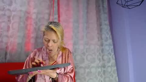 Snapshot of lucy_ny chatting on 01-08-26, 05:15 SleepyAbuela online show from 01-08-26, 05:15