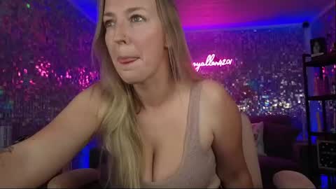 Snapshot of lucyallen4201 chatting on 07-19-26, 10:02 lucyallen4201 online show from 07-19-26, 10:02