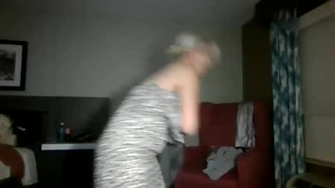 Lucy Loves Lookers online show from 12-20-24, 07:44