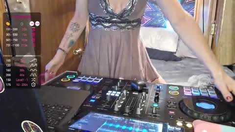 Lucy Vybes and Go-Gert online show from 02-22-25, 04:51