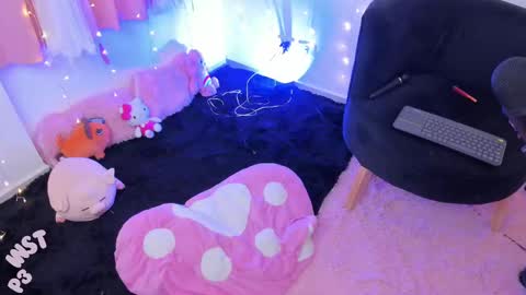 LUCYY FROM HOME  online show from 03-09-25, 01:04