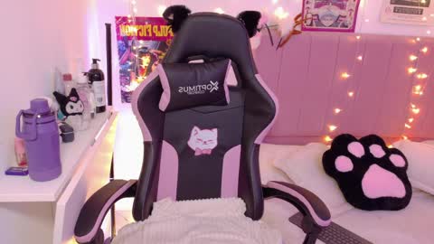 LUCYY FROM HOME  online show from 04-11-26, 03:33