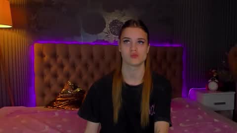 LuisaClover online show from 11-19-25, 01:22