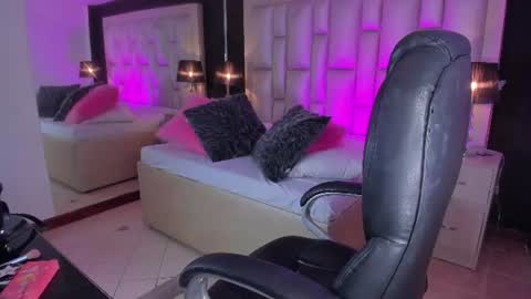 Snapshot of luisajonnes_ chatting on 06-25-26, 03:49 Luisa online show from 06-25-26, 03:49