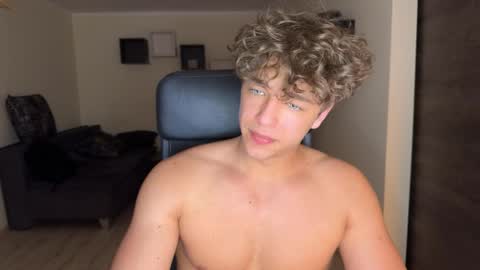 Snapshot of lukedesirable chatting on 05-25-26, 09:10 lukedesirable online show from 05-25-26, 09:10