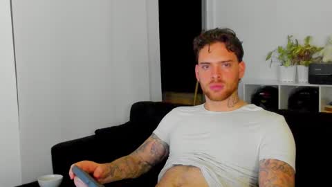 Snapshot of lukeglanton17 chatting on 09-11-25, 04:01 Luke online show from 09-11-25, 04:01