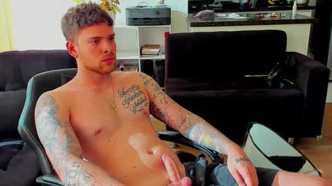 Snapshot of lukeglanton17 chatting on 10-04-25, 09:13 Luke online show from 10-04-25, 09:13