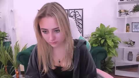 Snapshot of lulu___moon chatting on 09-14-25, 07:18 Lily online show from 09-14-25, 07:18